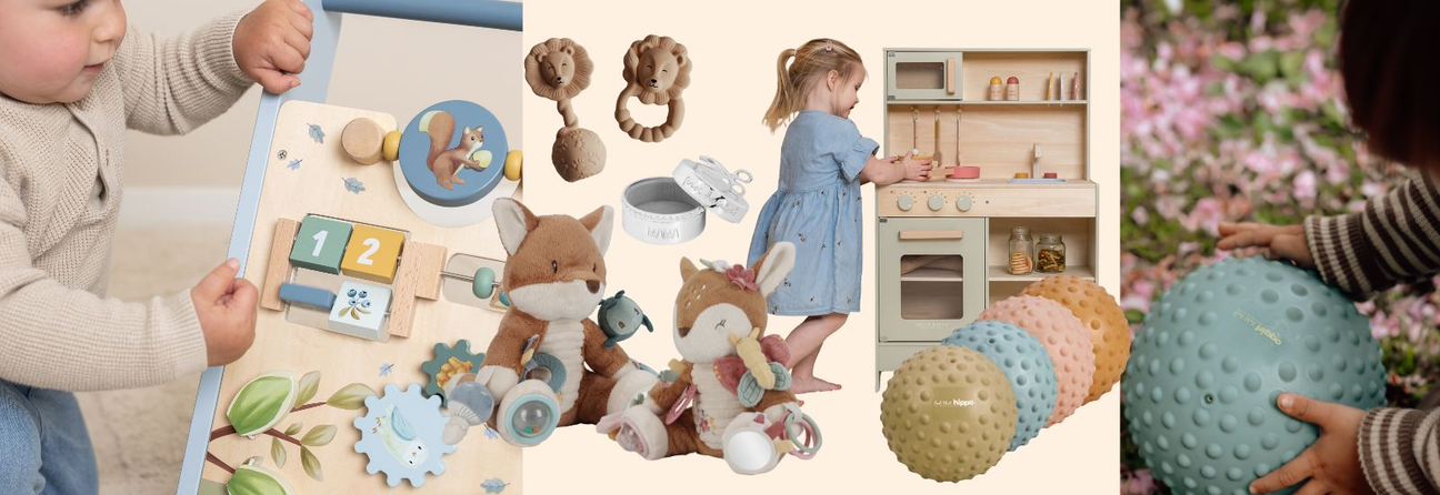 Populære dåbsgaver hos Nordic Simply i kollage med blandt andet, blå aktivitetsgåvogn, aktivitetsbamse med ræv, aktivitetsbamse med rådyr, rangle og bidering med løve, pige ved legekøkken, 4 sansebolde og barn holder stor blå sansebold