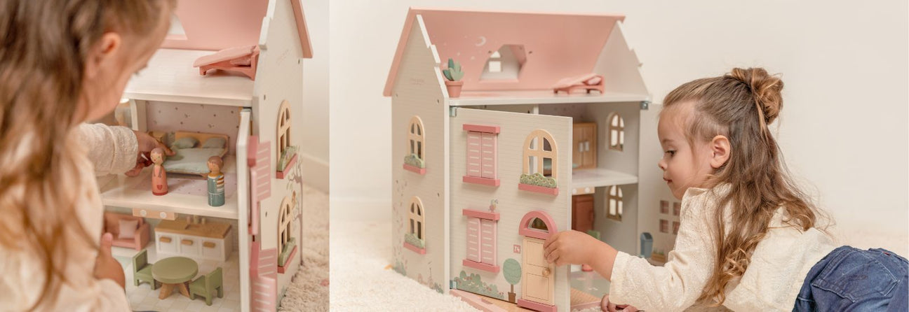 pige der leget med dukkehus fra Little Dutch, der fås hos Nordic Simply