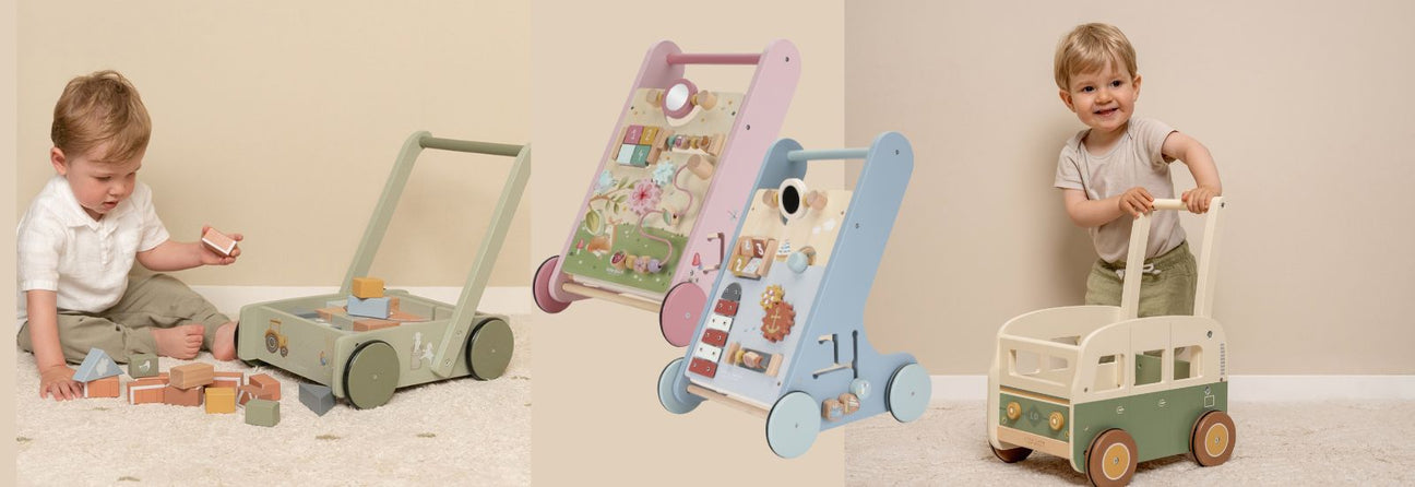 baby med grøn gåvogn og baby med retro gåvogn samt rosa og blå gåvogn med aktiviteter, aller gåvogne fra Little Dutch fås hos Nordic Simply