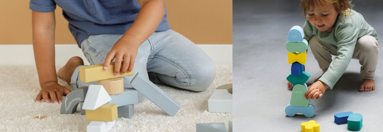 barn med byggeklodser i træ og barn med byggeklodser i skum, der fås hos Nordic Simply