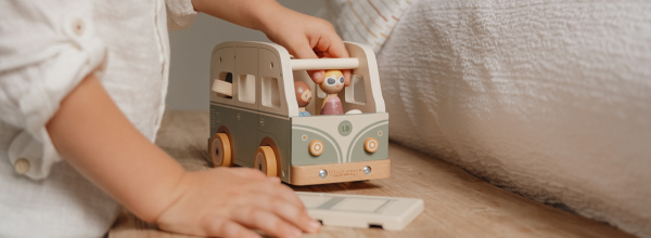 barn, der leger med legetøjsbus i træ fra Little Dutch - find godt trælegetøj til børn hos Nordic Simply