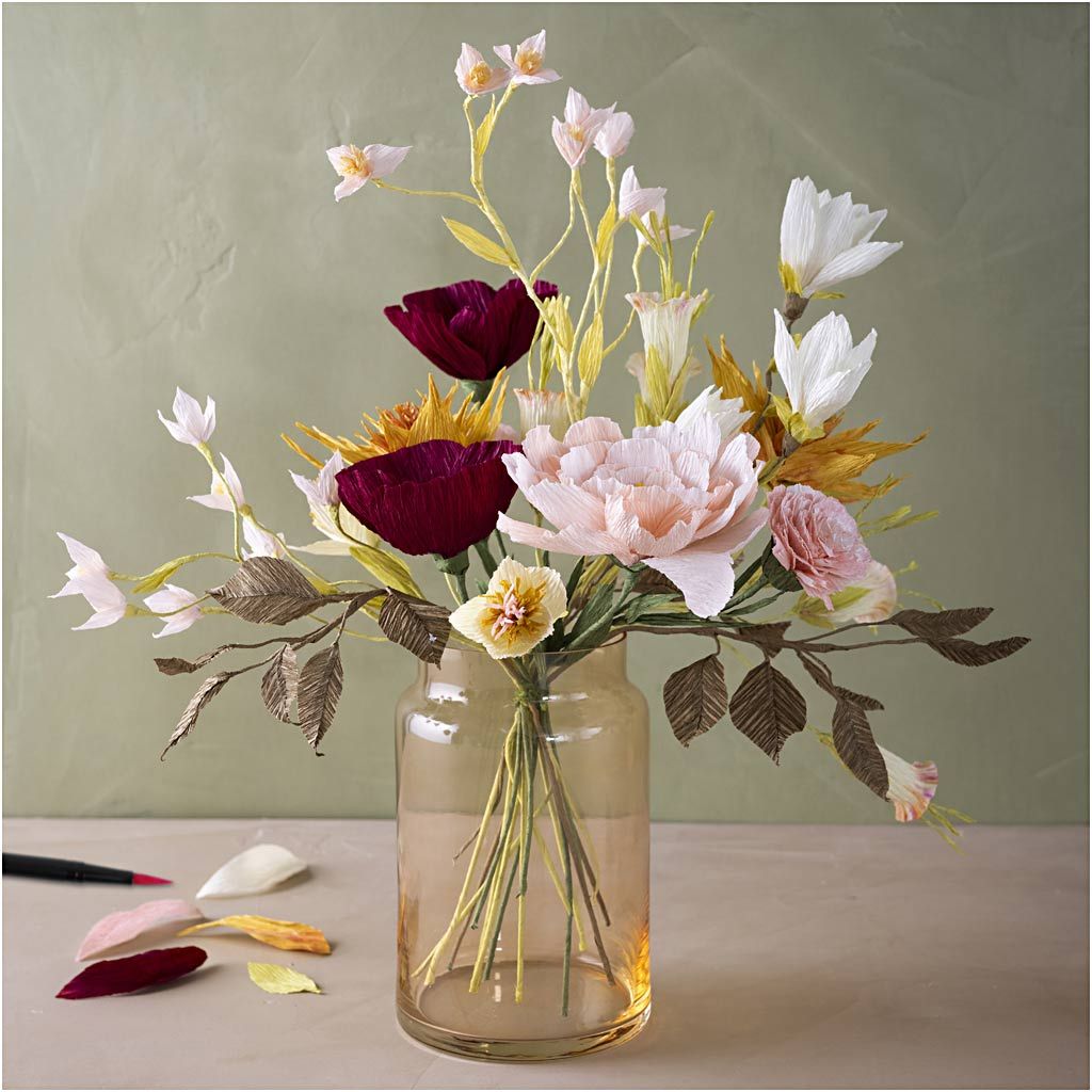 vase med crepe blomster, set på lysgrøn baggrund, DIY sæt til voksen med crepepapir, du selv laver blomster af.