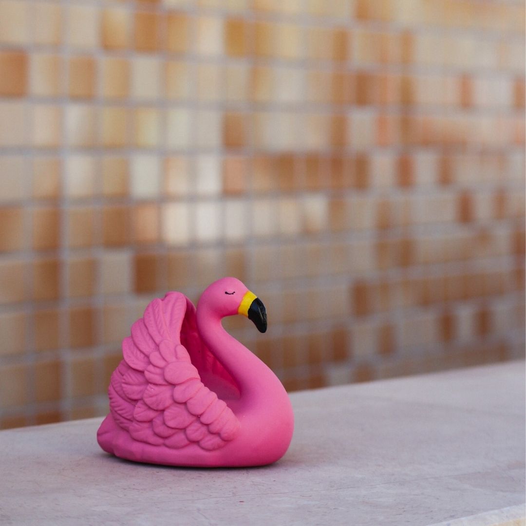 Pink flamingo badedyr til baby i naturgummi fra Natruba, står på badeværelse, fås hos Nordic Simply