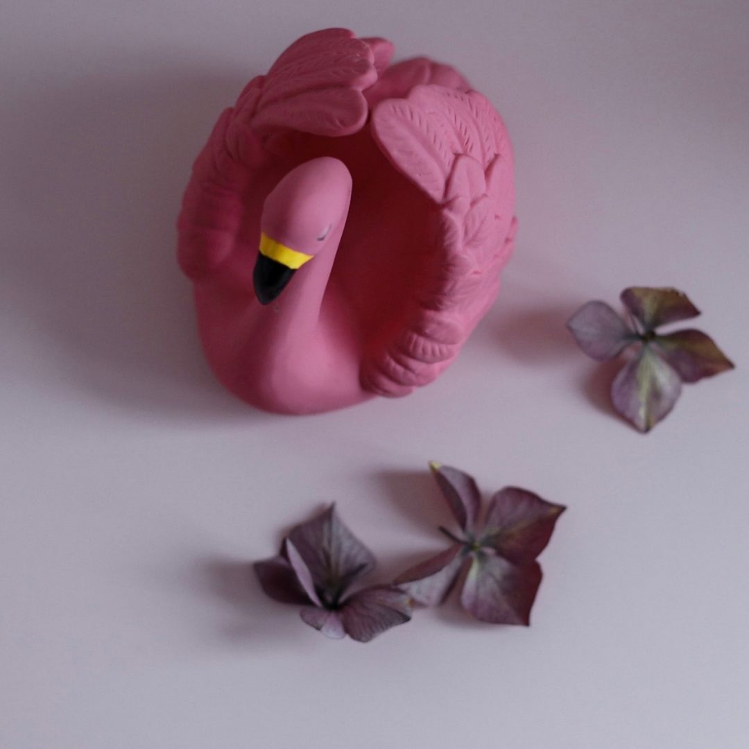 Pink flamingo badedyr til baby i naturgummi fra Natruba, set oppefra, fås hos Nordic Simply