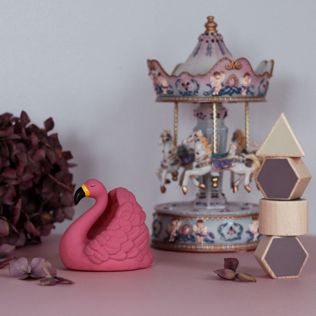 Pink flamingo badedyr til baby i naturgummi fra Natruba, står på værelse blandt andet legetøj