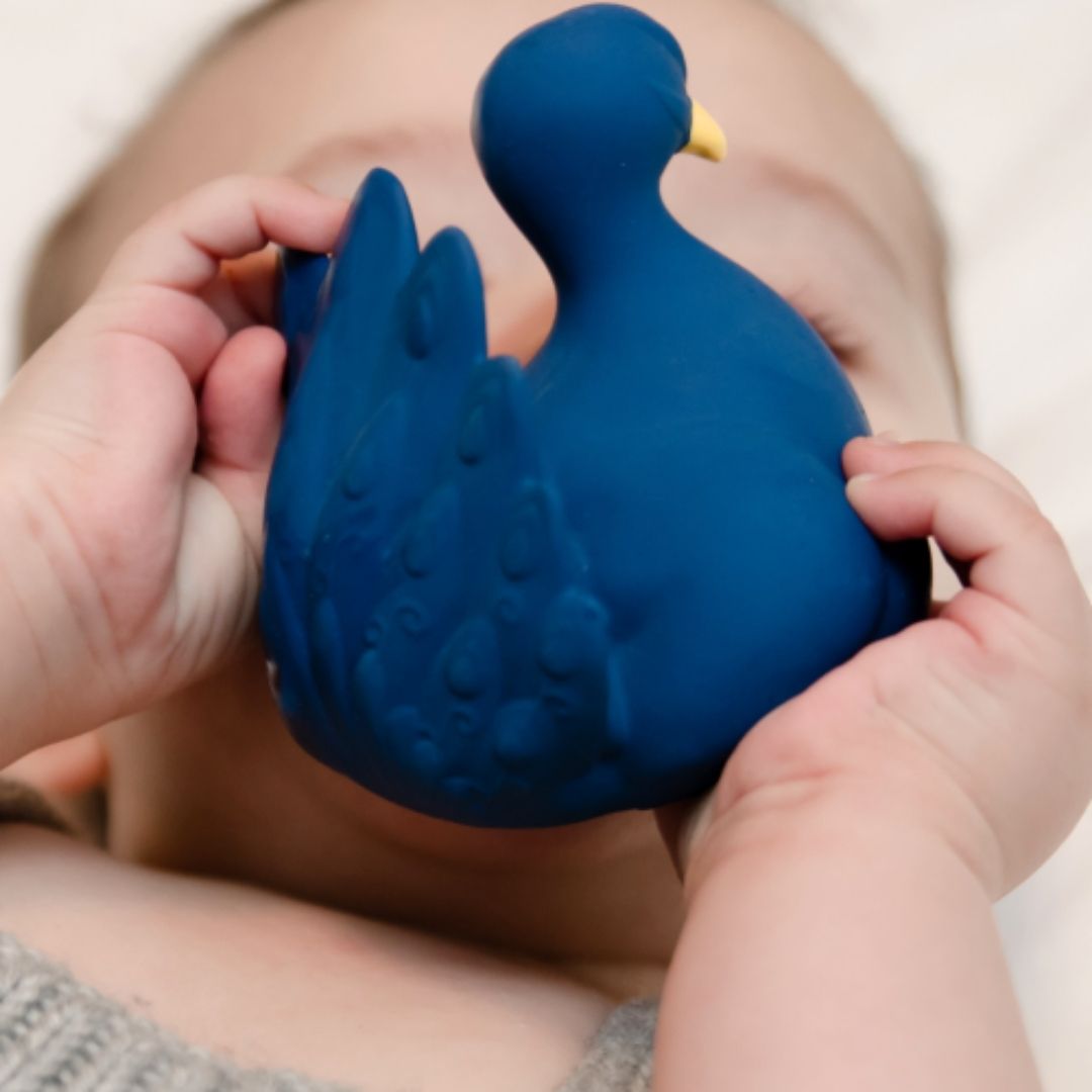 BBaby holder blå badedyr formet som en påfugl i naturgummi fra Natruba fås hos Nordic Simply
