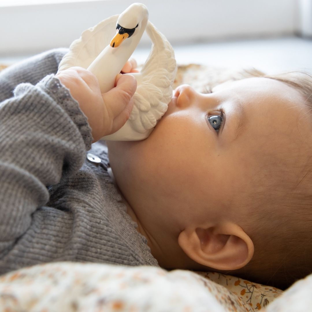 Baby holder hvid svane badedyr i naturgummi fra Natruba, fås hos Nordic Simply