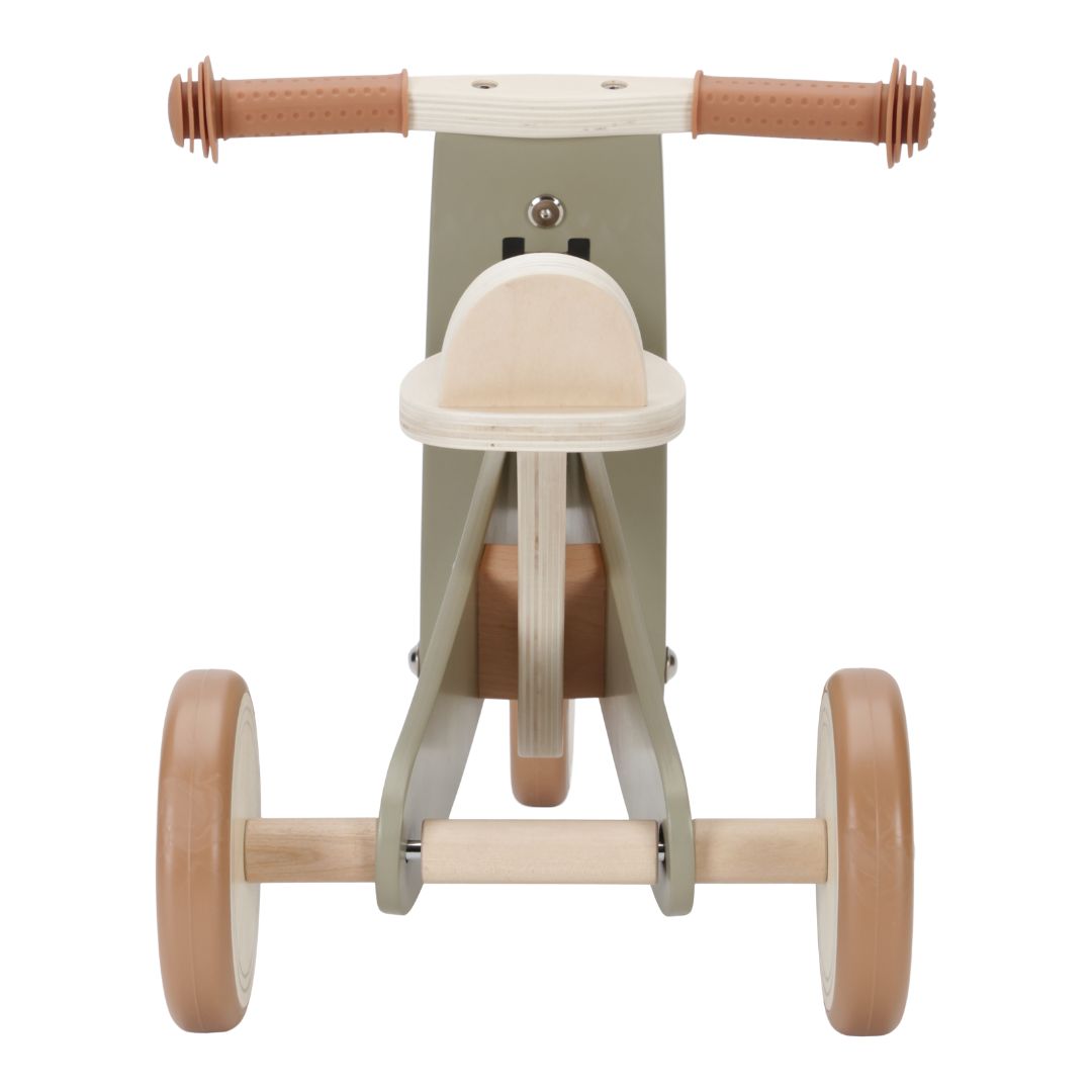 løbecykel i oliven fra Little Dutch set bagfra på hvid baggrund, cyklen er i træ og har tre hjul, god til balance og motorik for børn fra 18 måneder, fås hos Nordic Simply