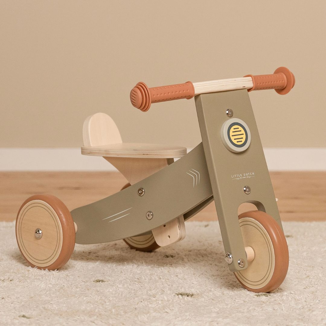Oliven-farvet trehjulet balancecykel i træ fra Little Dutch til børn fra 18 måneder, hjælper med balance og koordination.