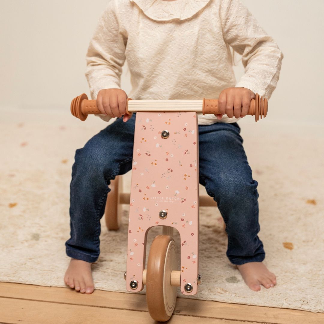 barn på trehjulet rosa balancecykel i træ til børn fra 18 måneder fra Little Dutch, fås hos Nordic Simply