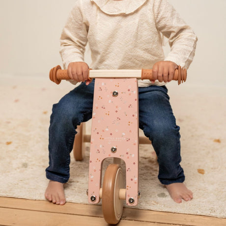 barn på trehjulet rosa balancecykel i træ til børn fra 18 måneder fra Little Dutch, fås hos Nordic Simply