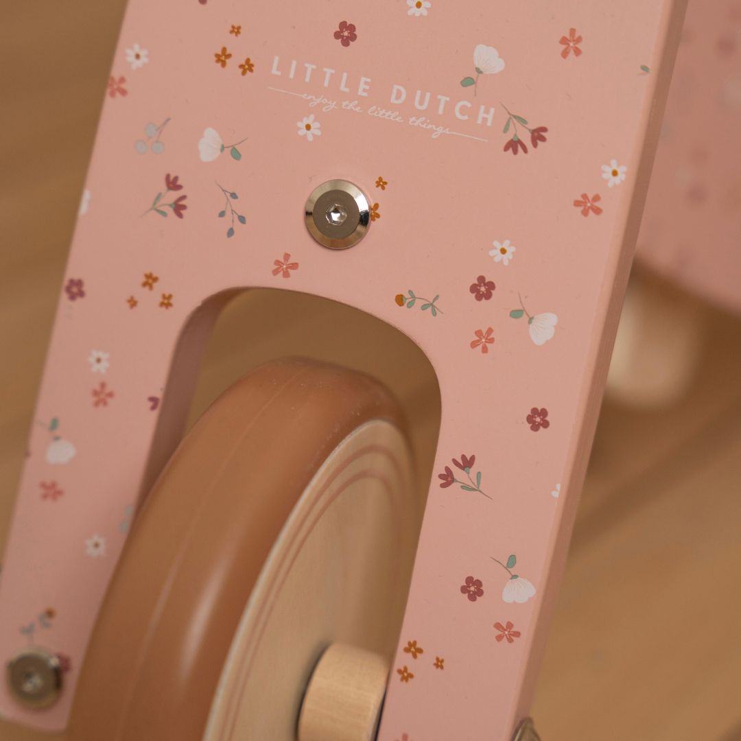 Trehjulet rosa balancecykel i træ fra Little Dutch, set ftæt på, fås hos Nordic Simply