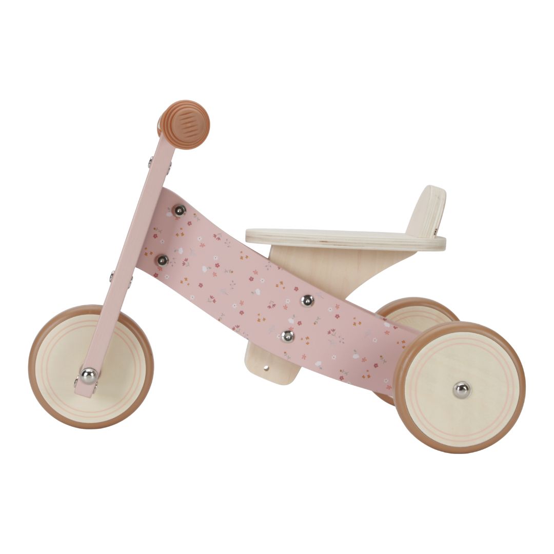 Trehjulet rosa balancecykel i træ fra Little Dutch, set fra siden på hvid baggrund, fås hos Nordic Simply