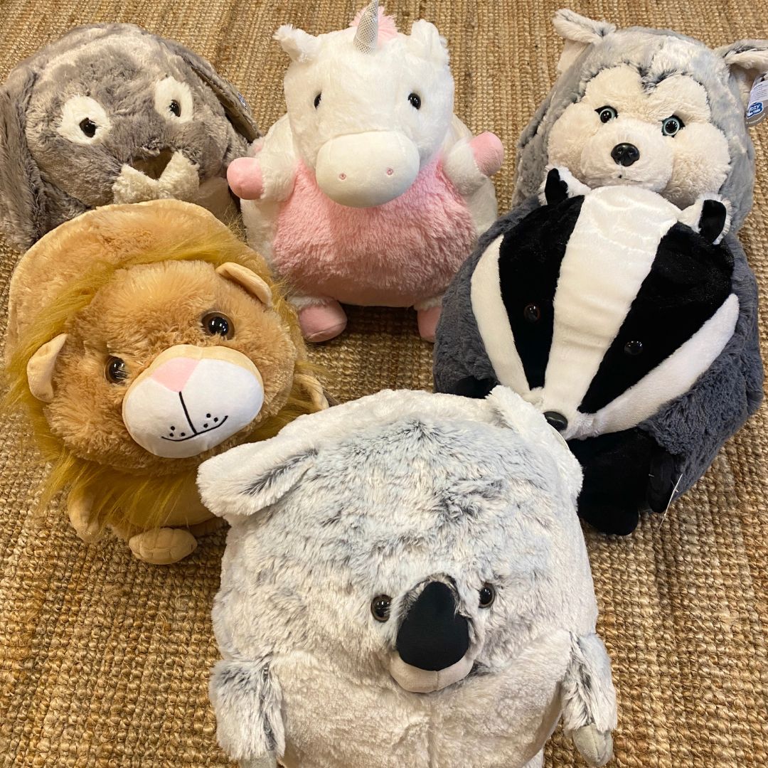 Seks store bamser størrelse XL, kan bruges både som krammebamse og som håndvarmer, da der er lommer i til hænder, bagerst til venstre ses grå kanin bamse, fås hos Nordic Simply,