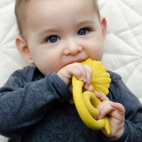 Baby bider i bidering formet som gul solsikke i naturgummi fra Natruba fås hos Nordic Simply