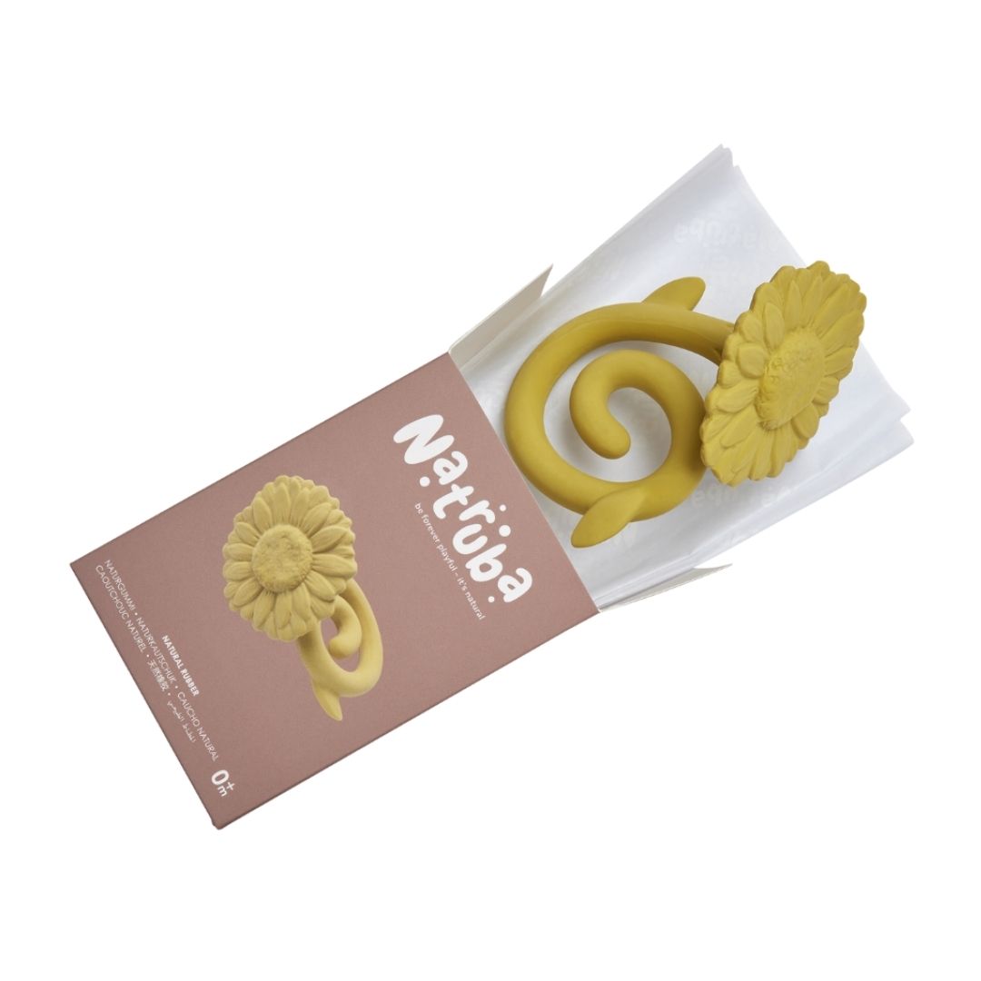Bidering til baby formet som gul solsikke i naturgummi fra Natruba, set i indpakning, fås hos Nordic Simply