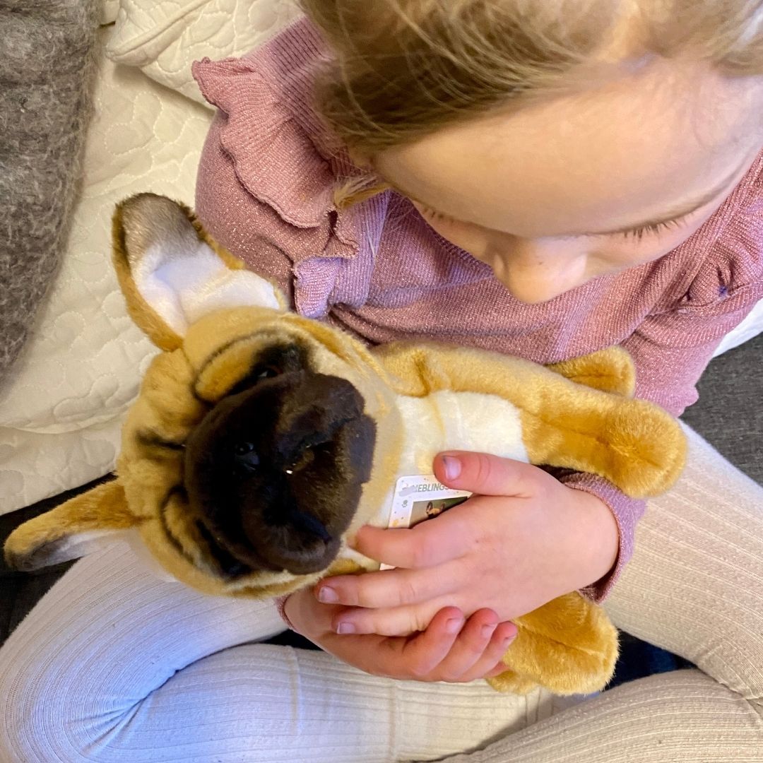 Barn holder Fransk Bulldog bamse, der ligner ægte hund fra Teddy Hermann hos Nordic Simply