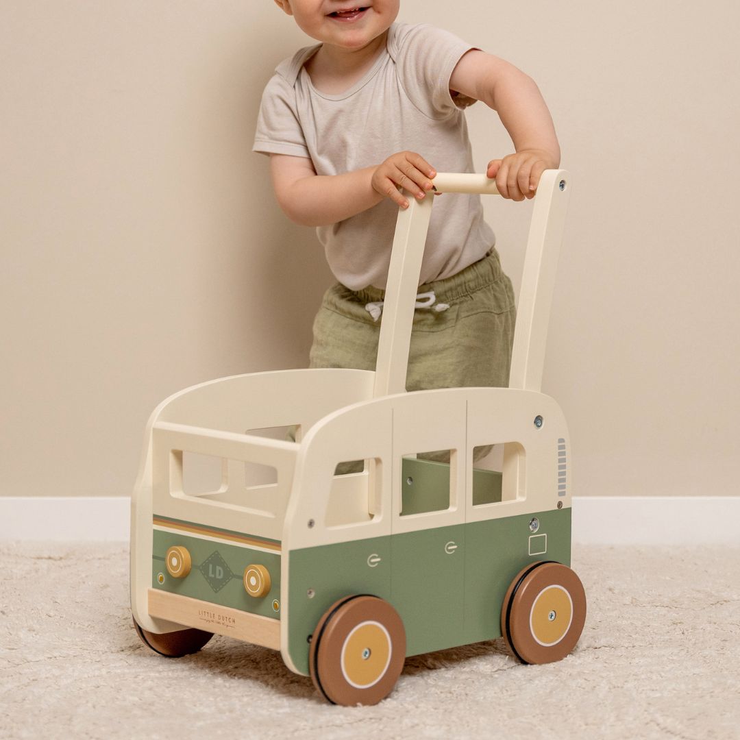 barn står ved grøn og hvid retro gåvogn fra Little Dutch formet som et folkevognsrugbrød, fås hos Nordic Simply
