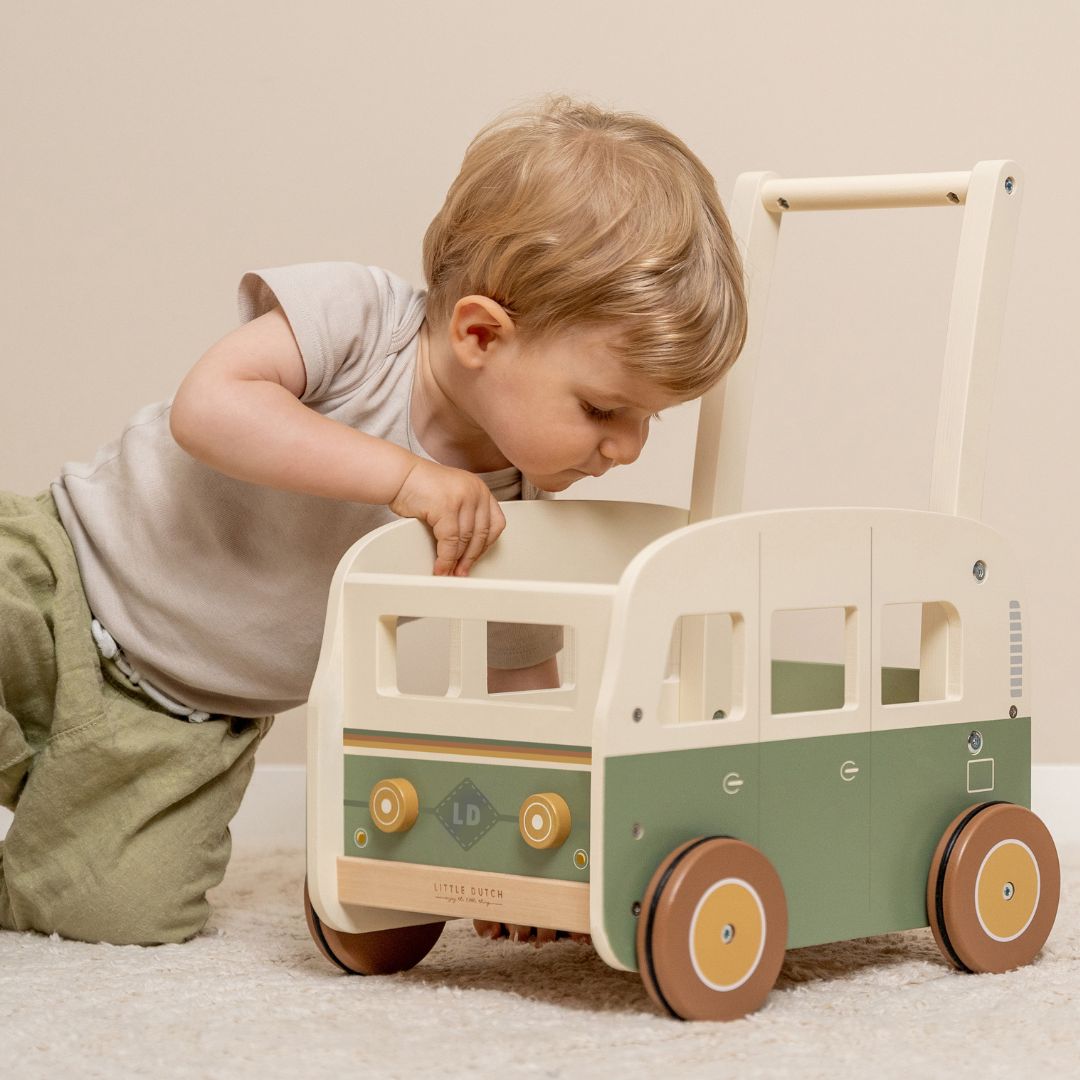 barn leger med grøn og hvid retro gåvogn fra Little Dutch formet som et folkevognsrugbrød, fås hos Nordic Simply