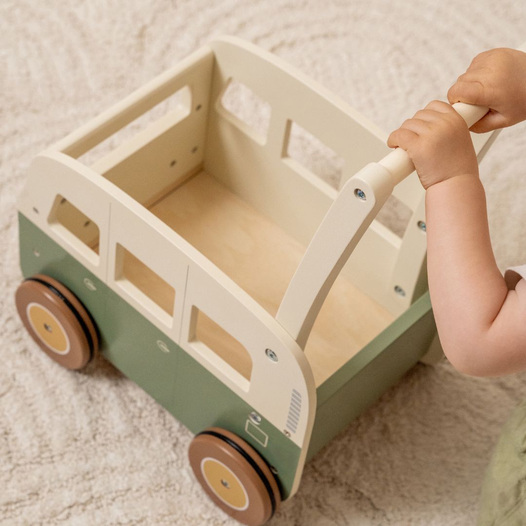 barnehænder skubber grøn og hvid retro gåvogn fra Little Dutch formet som et folkevognsrugbrød, fås hos Nordic Simply