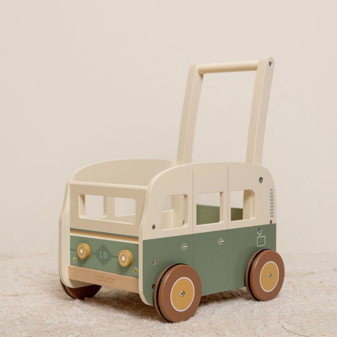 grøn og hvid retro gåvogn med brune hjul fra Little Dutch formet som et folkevognsrugbrød, set på lyst gulvtæppe
