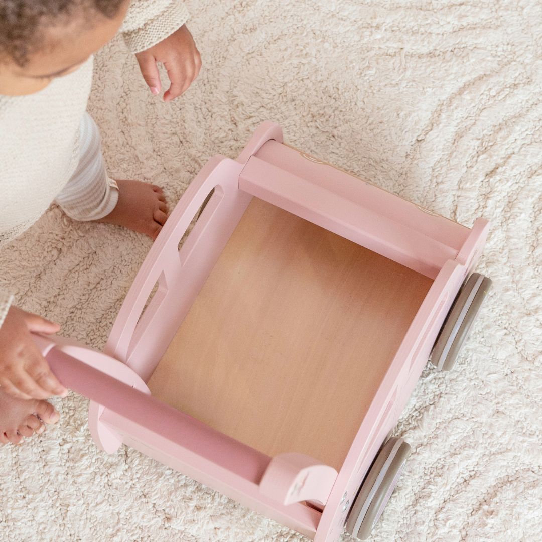 barn med rosa gåvogn fra Little Dutch formet som en folkevognsbobbel, set oppefra, fås hos Nordic Simply