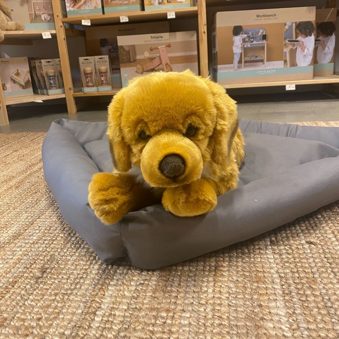 Stor Golden Retriever bamse, ligger i grå hundekurv hos Nordic Simply, ligner ægte lys Golden Retriever hund fra Teddy Hermann