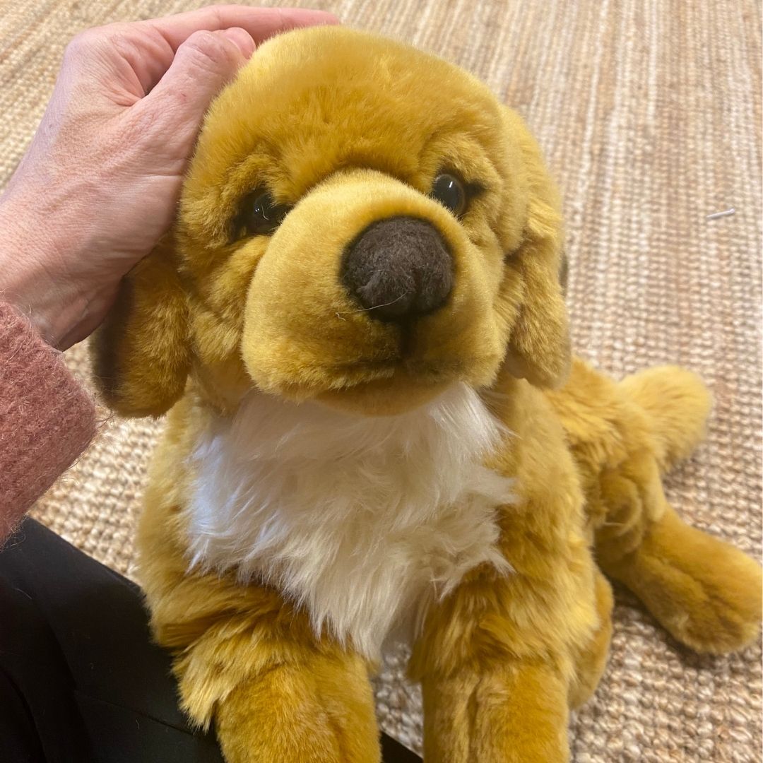 Stor Golden Retriever bamse, bliver nusset af hånd, ligner ægte lys Golden Retriever hund fra Teddy Hermann, fås hos Nordic Simply