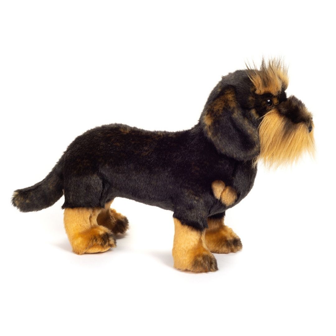 Ruhåret gravhund bamse i sort og brun, der står, set fra siden, ligner ægte gravhund fra Teddy Hermann fås hos Nordic Simply