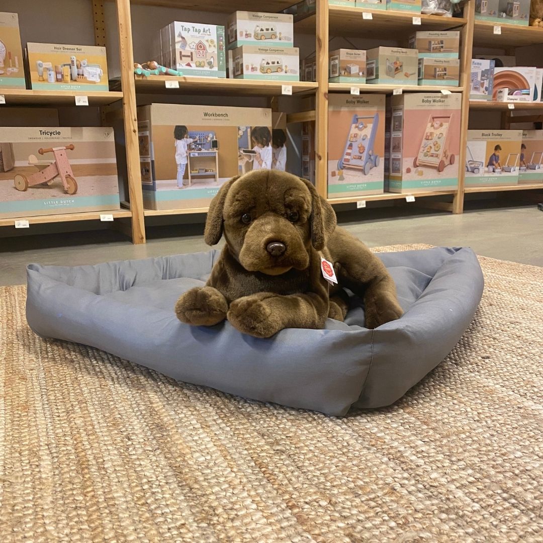 Stor brun labrador bamse, ligger i hundekurv hos Nordic Simply, ligner ægte hund fra Teddy Hermann.