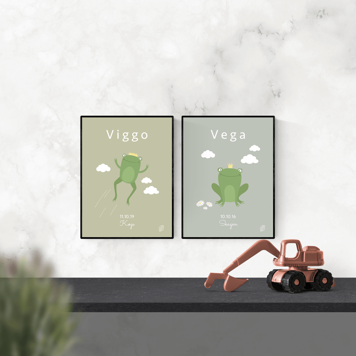 Olivenfarvet plakat med illustration af frø der springer, ved siden af plakat af grøn frø, der sidder, personlig plakat til barn med navn, fødselsdato og by fra Nordic Simply