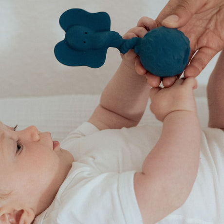 Baby leger med blå rangle formet som en elefant i naturgummi fra Natruba fås hos Nordic Simply