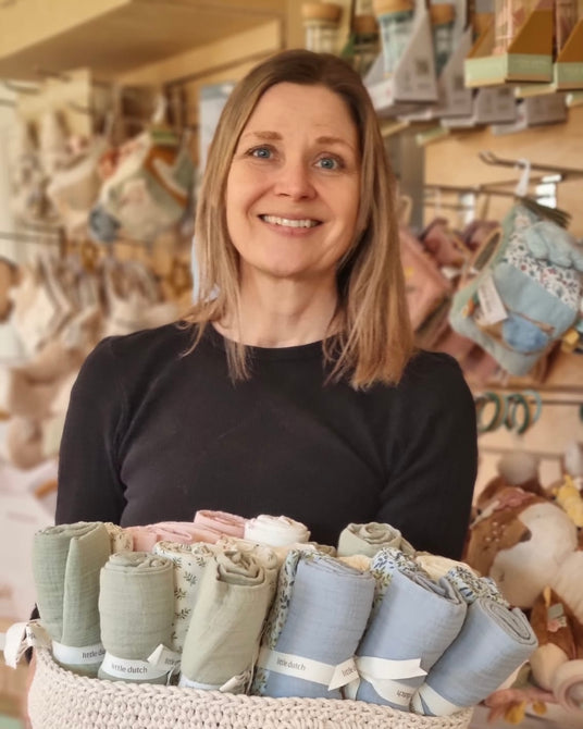 Rikke fra Nordic Simpy i butikken med kurv med stofbleer.