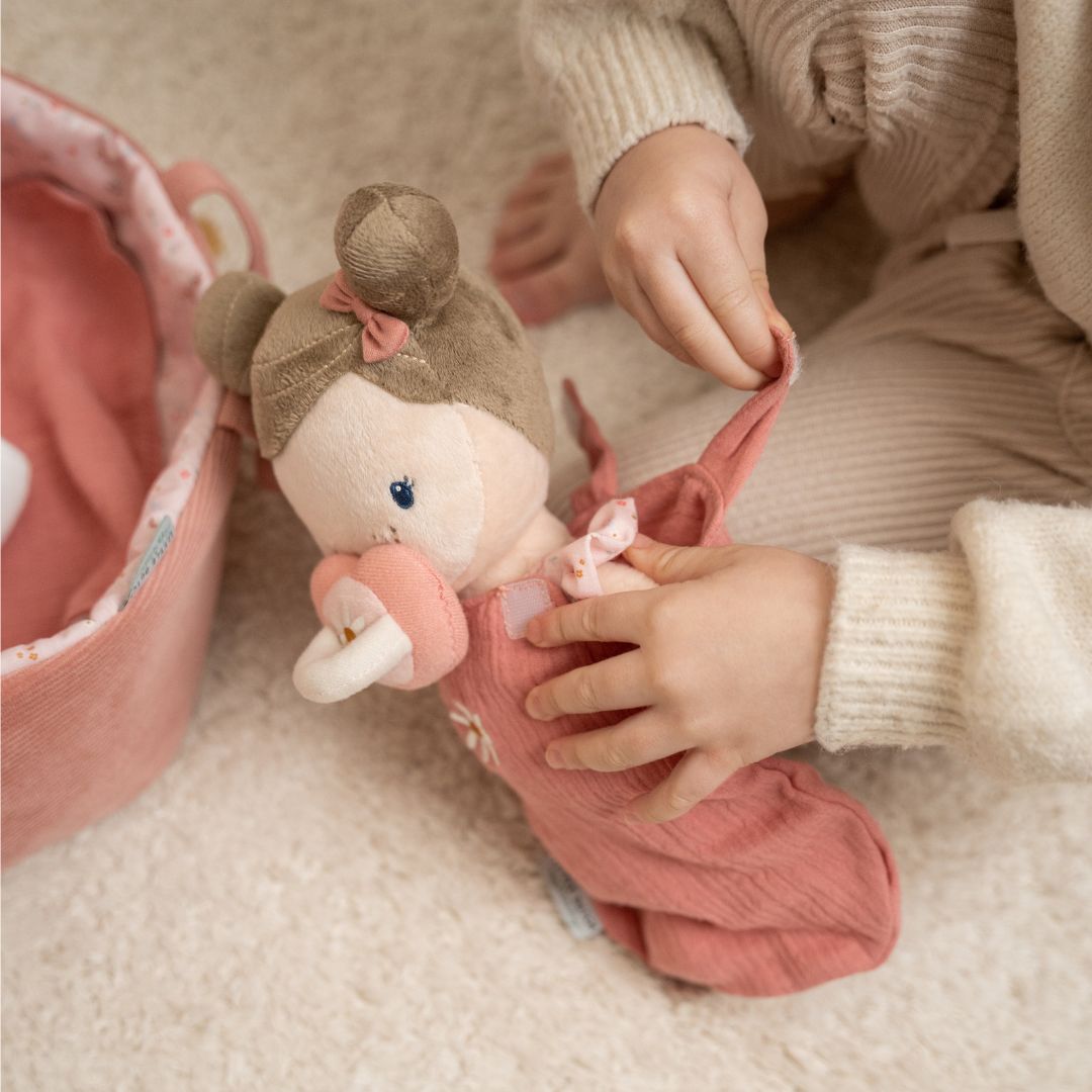 Barn trøster den bløde dukke Rosa med sutteflaske, ideel til leg for børn fra 1 år.