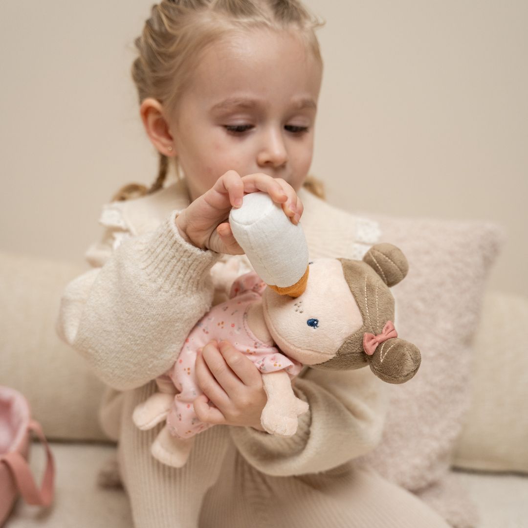 Pige leger med blød dukke Rosa og giver hende sutteflaske, ideel til rolleleg fra 1 år.