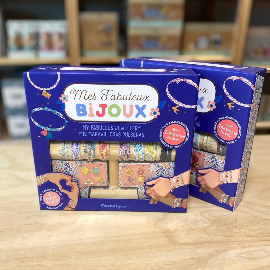 Smykkesæt fra Auzou til børn i stor flot æske: DIY smukke stof armbånd med vedhæng. Her ses 2 smykkesæt hos Nordic Simply