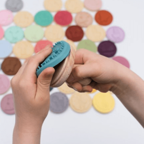 Kagestempel i træ med 15 silikone forme med aftryk af dyr fra we might be tiny hos nordicsimply