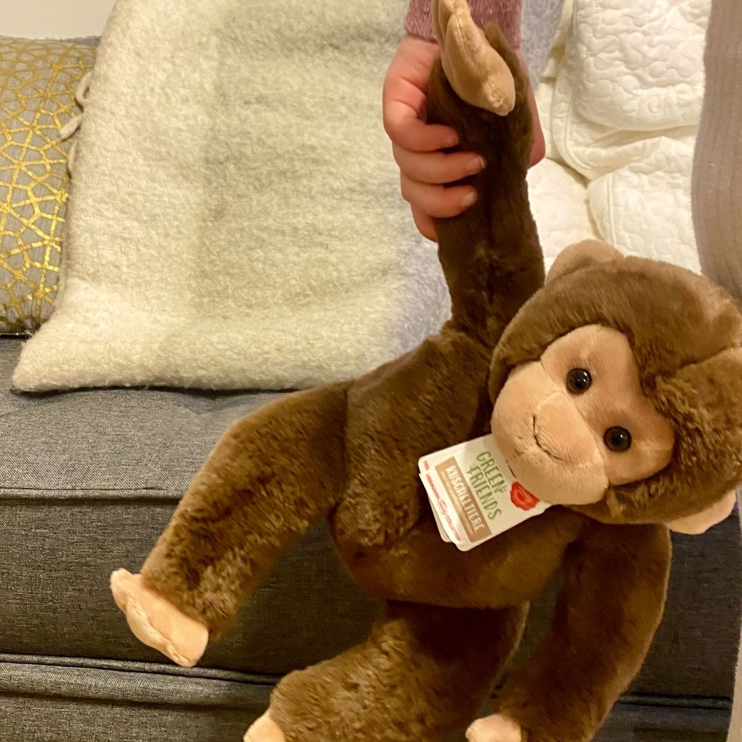 Blød brun abebamse, hænger fra barnehånd, kvalitetsbamse godkendt fra 0 mdr. fra Teddy Hermann Tyskland fås hos Nordic Simply