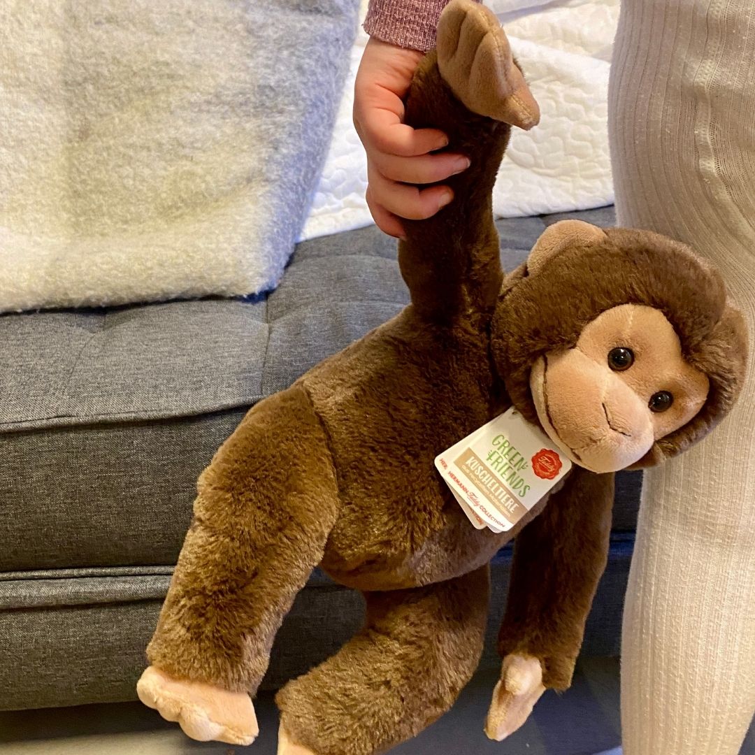 Blød abebamse, holdes i barnehånd, kvalitetsbamse godkendt fra 0 mdr. fra Teddy Hermann Tyskland fås hos Nordic Simply