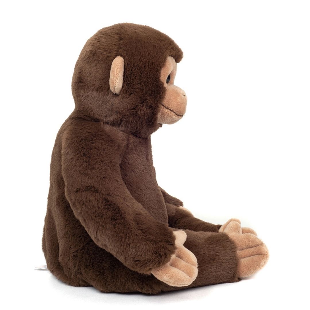 Blød abebamse, set fra siden, godkendt fra 0 mdr. Kvalitetsbamse fra Teddy Hermann Tyskland fås hos Nordic Simply