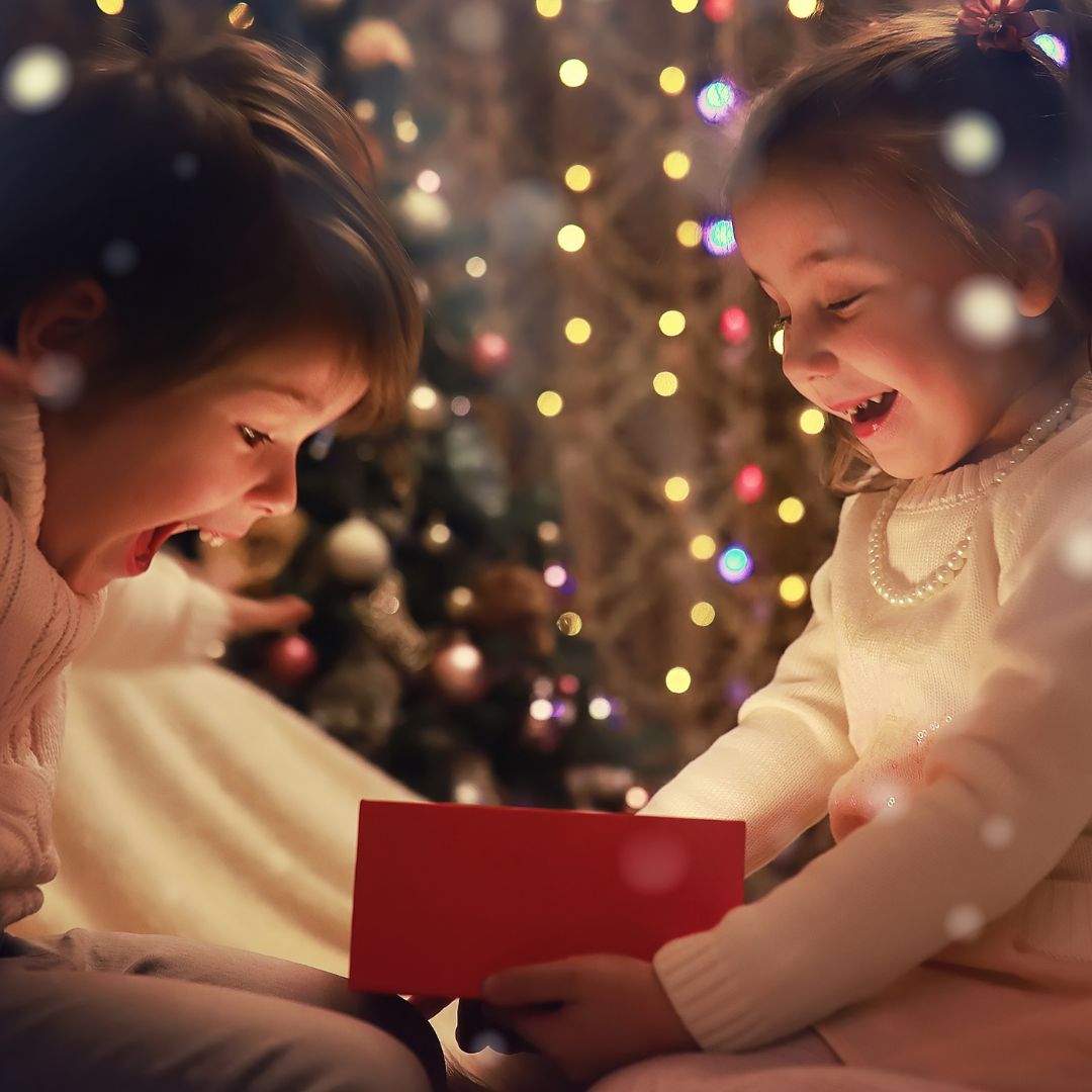Pige og dreng på 3-5 år åbner gave til jul, overrask dit barn med en skøn adventskalender fra Nordic Simply