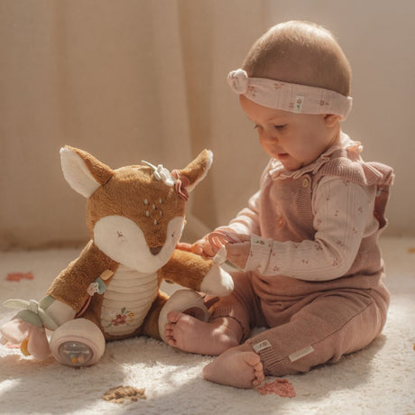 Baby pige leger med aktivitetsbamse rådyr fra Little Dutch med sjove teksturer og lyde, fås hos Nordic Simply.