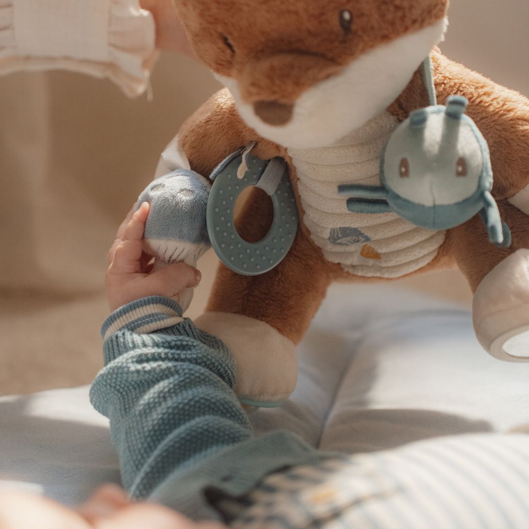 Barn holder i svamp på aktivitetsbamse-ræv fra Little Dutch med sjove detaljer.