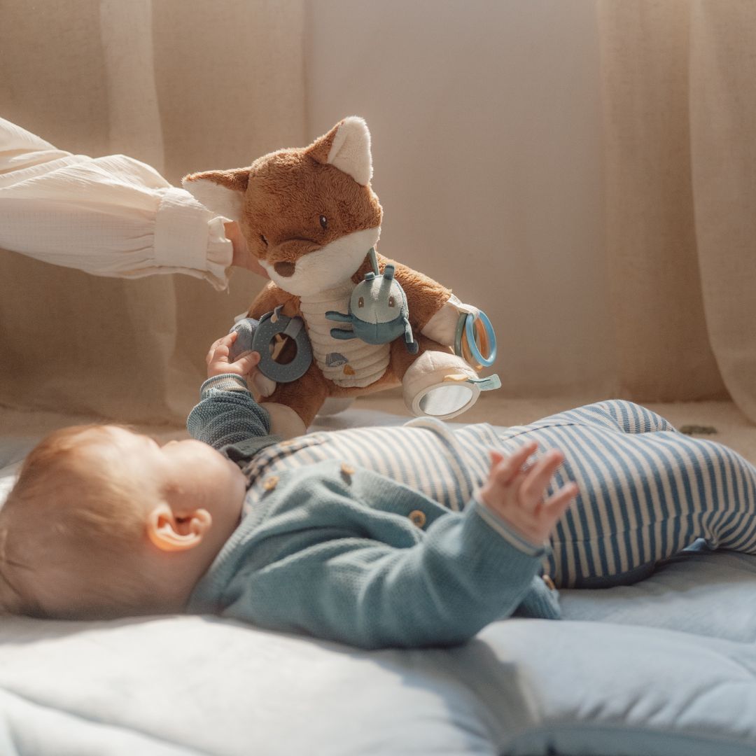 Baby dreng griber efter aktivitetsbamse ræv fra Little Dutch med sjove teksturer og lyde, fås hos Nordic Simply.