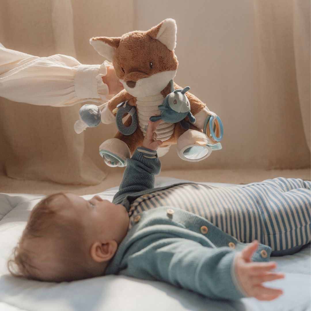 Baby griber efter aktivitetsbamse ræv fra Little Dutch med sjove teksturer og lyde, fås hos Nordic Simply.