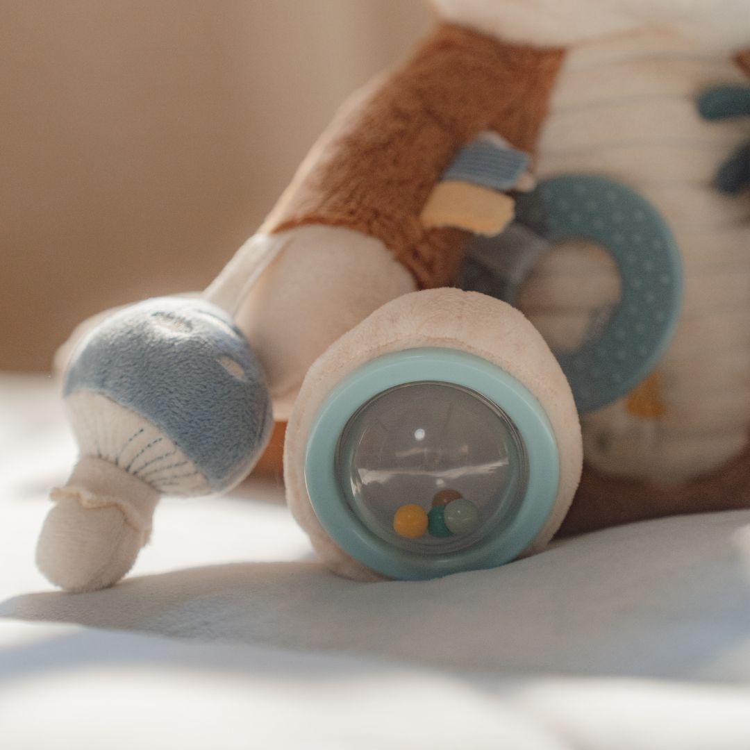 Detaljer på blød aktivitetsbamse ræv fra Little Dutch.