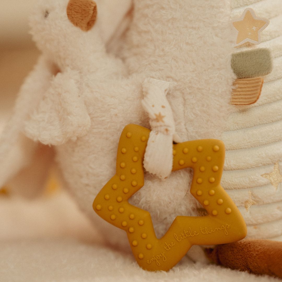 Gul stjernebidering på beige aktivitetsbamse med gås, fra Little Dutch, set tæt på.