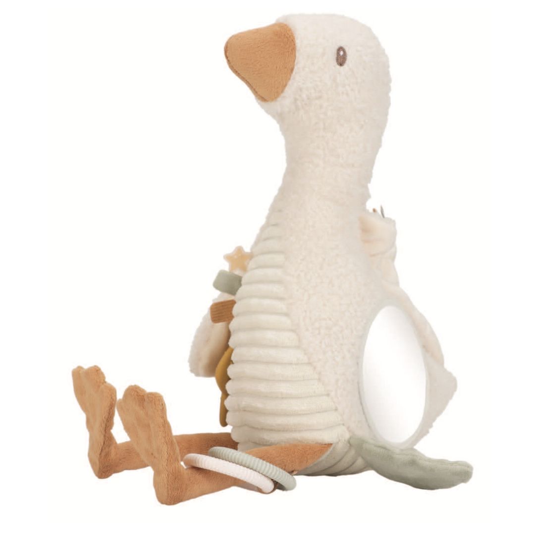 Beige aktivitetsbamse formet som en gås med sjove ting at opdage for baby, blandt andet rundt spejl og to lyse bideringe, som ses her, babylegetøj fra Little Dutch fås hos Nordic Simply