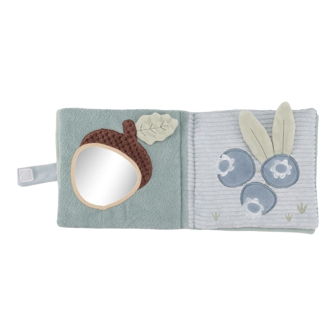 Aktivitetsbog til baby med ræv og bløde teksturer, her set åbnet med agern, spejl og blåbær, god til opdagelse og sanseleg