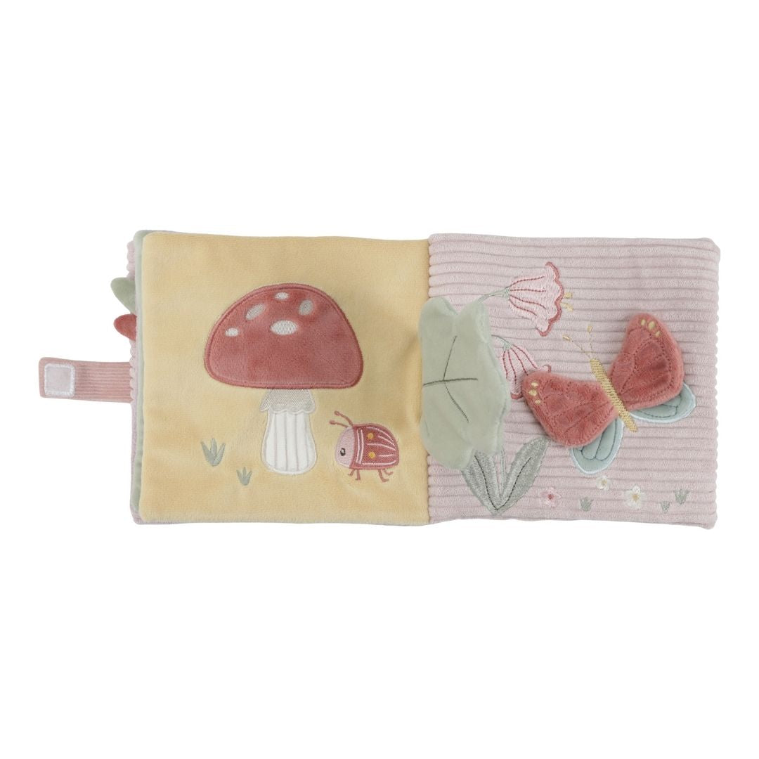 Indkig i den bløde aktivitetsbog til baby med rådyr og rosa motiver fra naturen, Little Dutch Fairy Garden kollektion.